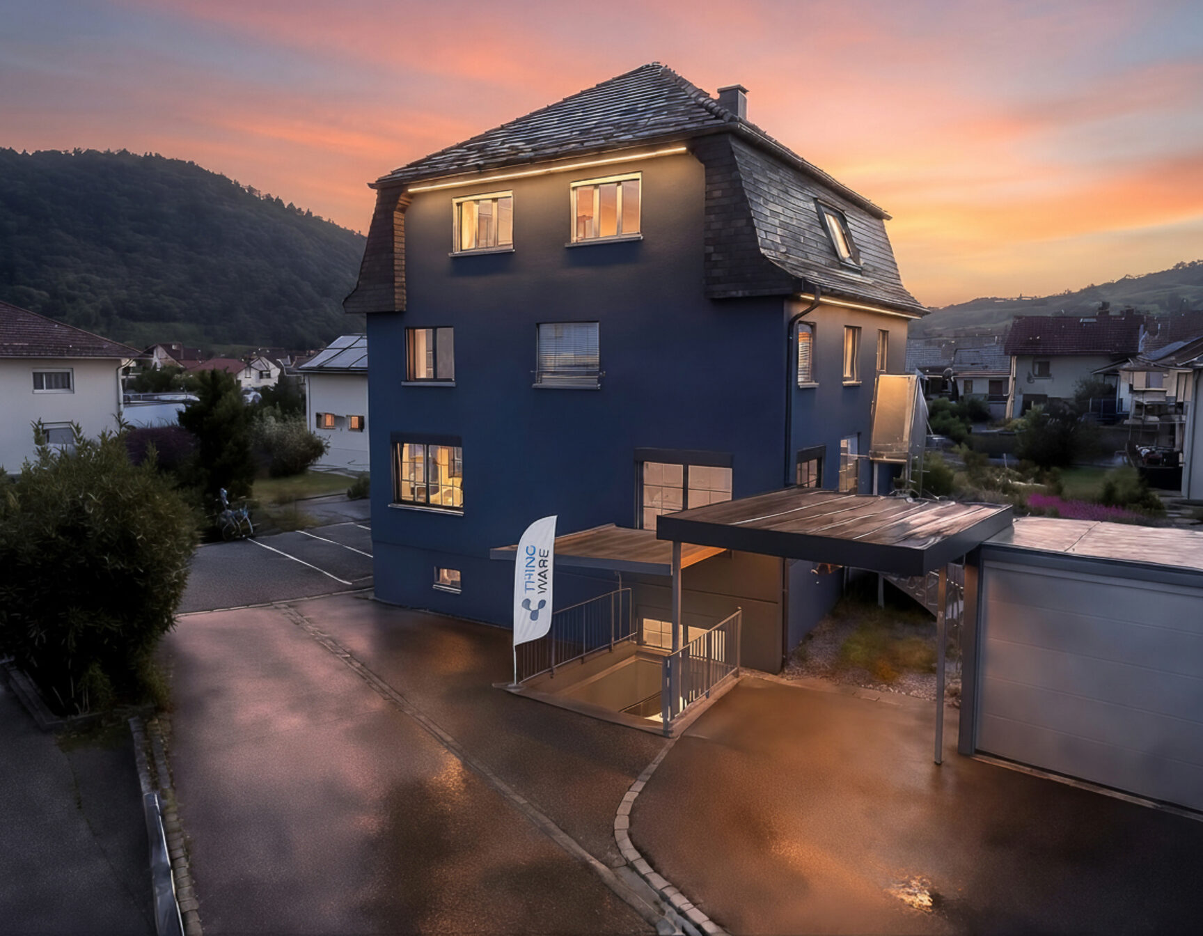 Das Thingware-Gebäude an der Brühlstrasse in Lausen in der Abenddämmerung
